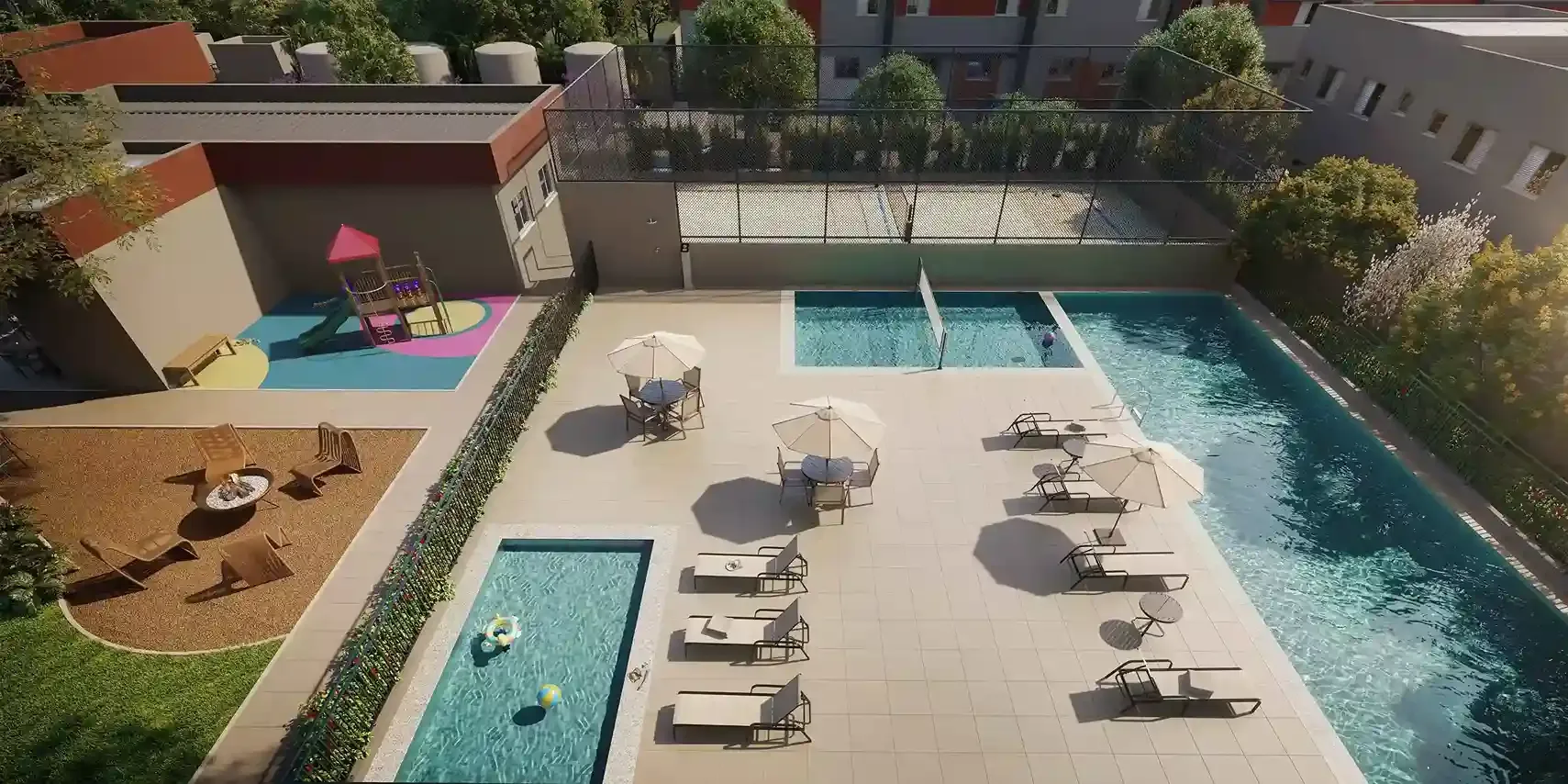 Solarium com espreguiçadeiras ao redor das piscinas