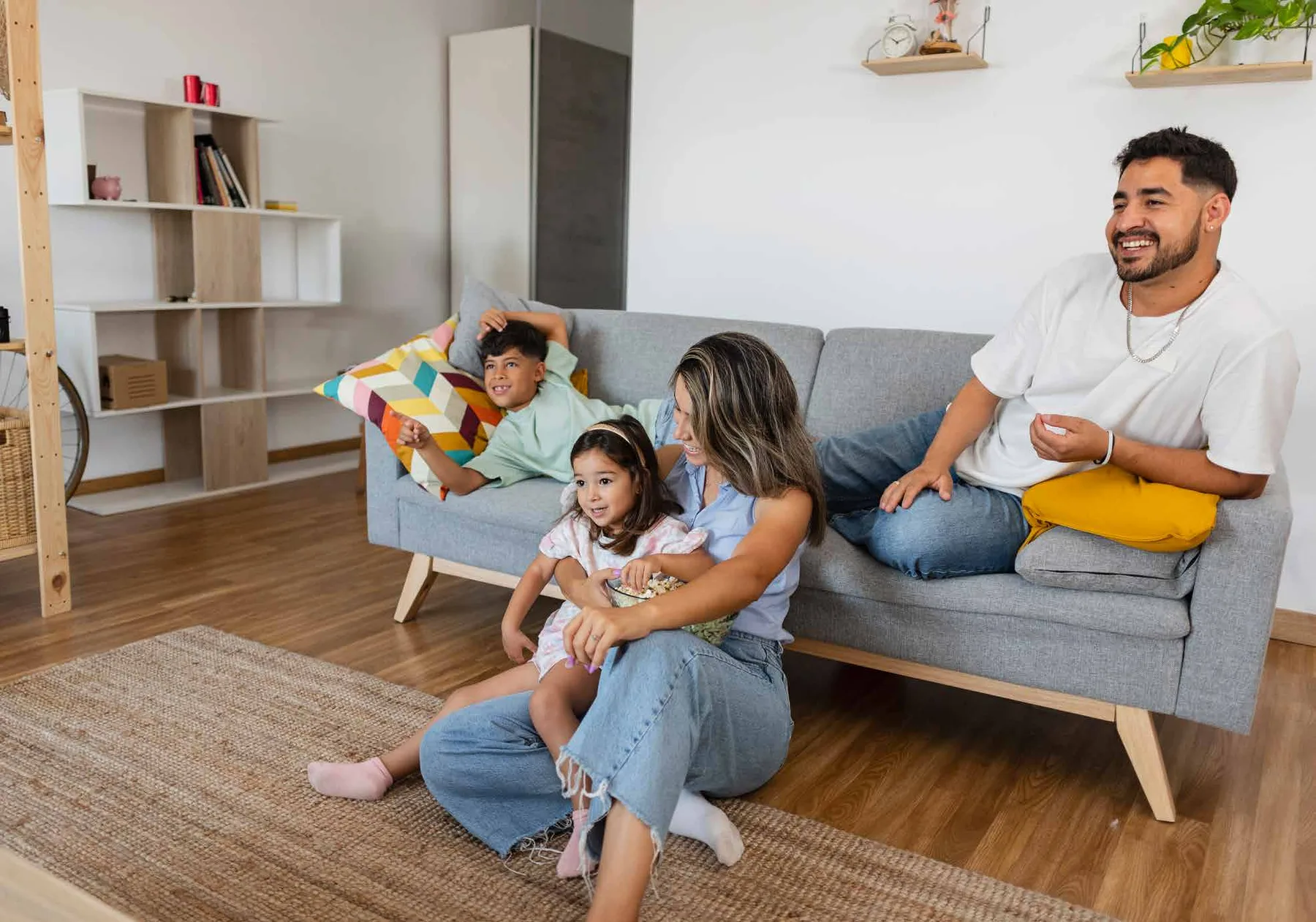 Família reunida na sala de estar de casa
